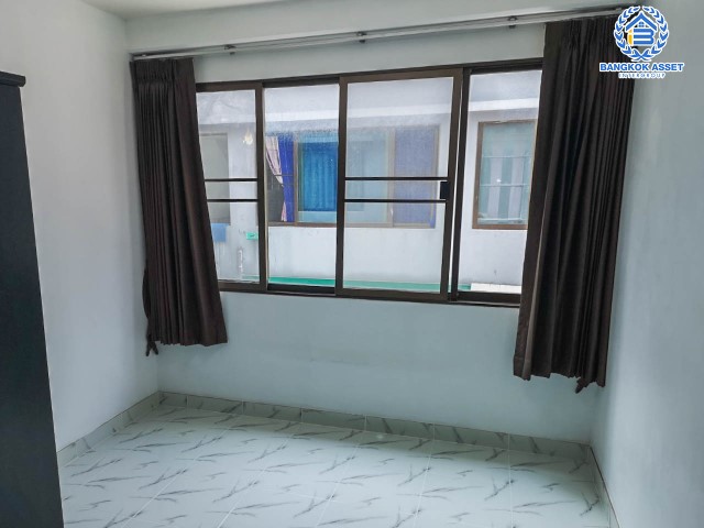 *****ทาวน์โฮมมือสองย่านกรุงเทพฯ ม.เดอะวิลโล่ว์ รามอินทรา เนื้อที่ 17.5 ตร.ว. ฟังก์ชันจัดเต็มถึง 3 ห้องนอน 3 ห้องน้ำ 1 ที่จอดรถ บ้านสวยพร้อมอยู่ บรรยากาศเงียบสงบ บนทำเลดี ใกล้รถไฟฟ้าสายสีชมพู "สถานีรามอินทรา", แฟชั่นไอส์แลนด์ และทางด่วน "รามอินทรา-อาจณรงค์" ในราคาต่อรองได้!